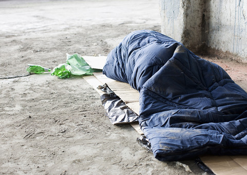 Krytyka służb po śmierci bezdomnego Polaka. "Odmówiono mu pobytu w noclegowni"