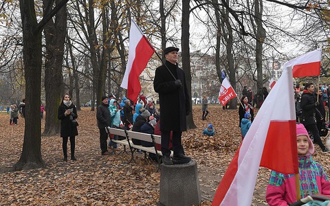 "Niepodległa do hymnu!": Polacy odśpiewali hymn na 100-lecie odzyskania niepodległości