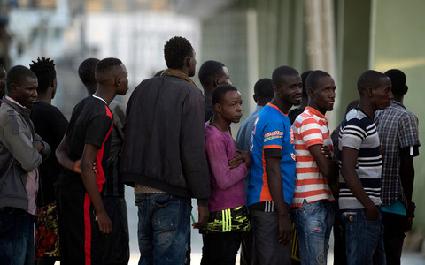 12 migrantów z Francji dopłynęło do UK skradzioną łodzią