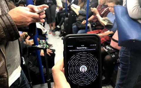 Londyn: Możesz rozmawiać z pasażerami metra na TubeChat