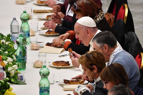 Papież zaprosił trzy tysiące ubogich i bezdomnych na obiad