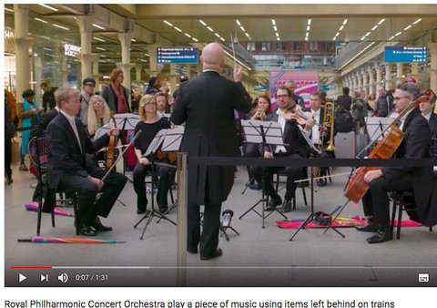 Orkiestra przypomina Wyspiarzom o przedmiotach pozostawionych w pociągach