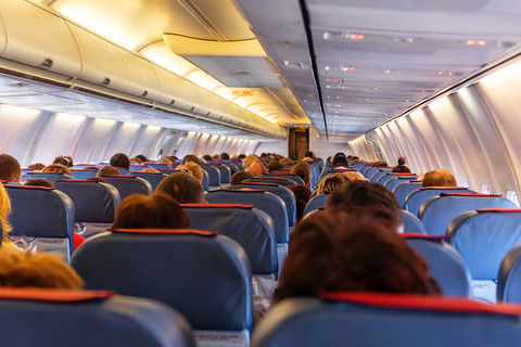Brytyjska minister: Linie lotnicze celowo rozdzielają podróżujących razem