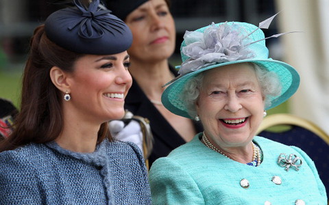 Za co królowa Elżbieta II lubi Kate? "To coś, czego nie ma Meghan"