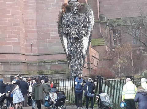 Liverpool: Rzeźba ze 100 tys. skonfiskowanych noży upamiętni ofiary przemocy