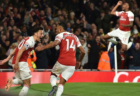 Piłkarze Arsenalu na dywaniku za wdychanie gazu rozweselającego