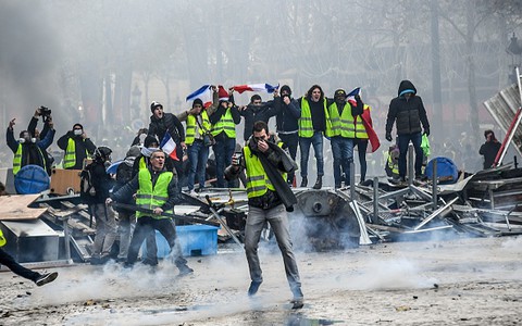 Francja: 135 rannych podczas protestów "żółtych kamizelek"