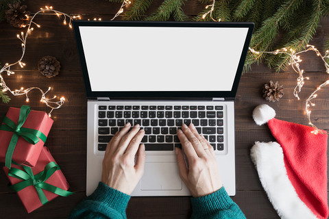 Badanie: Niemal połowę budżetu na świąteczne prezenty Polacy zostawią w internecie