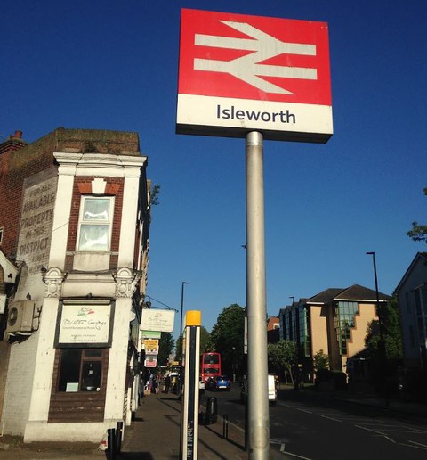 Strzały na stacji Isleworth w zachodnim Londynie