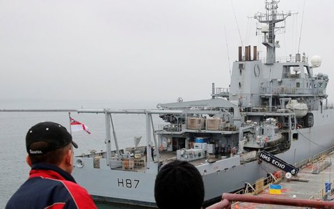 Gavin Williamson: UK ship in Ukraine 'sends message to Russia'