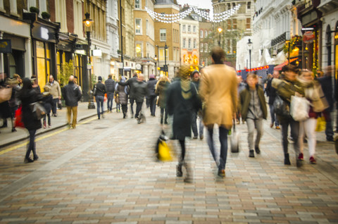 Households to spend average of 2,700 euro on Christmas shopping