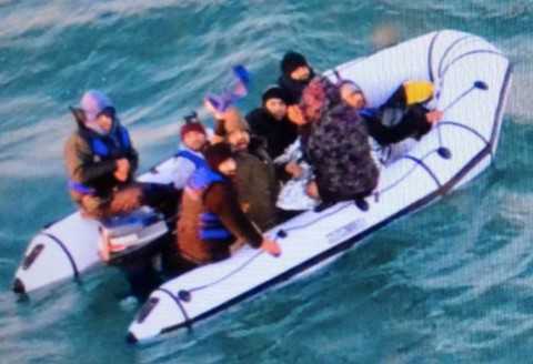 Na pontonach do UK. Brytyjczycy uratowali 32 migrantów