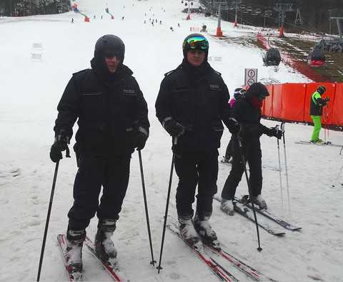 Policyjne patrole narciarskie na stokach w Małopolsce