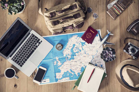 CBOS: W 2019 r. Polacy chcieliby więcej podróżować i uczestniczyć w życiu rodzinnym