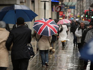 Gospodarka się rozkręca, ale Brytyjczykom się nie polepsza