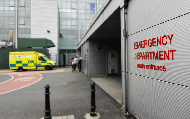 NHS rozważa zniesienie 4-godzinnej normy oczekiwania na pogotowiu