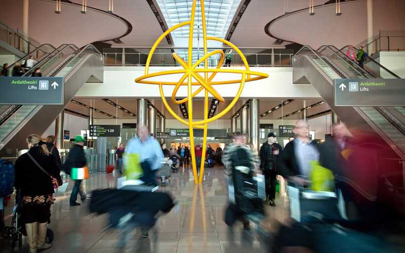 Dublin: Ponad 0,5 mln euro kary za zbyt długie kolejki na lotnisku