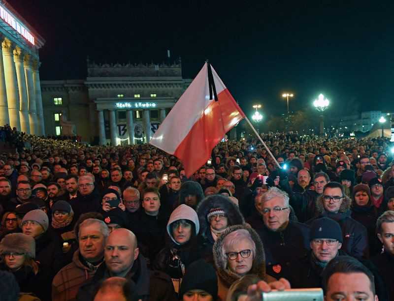 Politico: Zabójstwo Adamowicza pogłębi podziały w Polsce