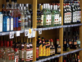 Uwaga na skażony alkohol w brytyjskich sklepach