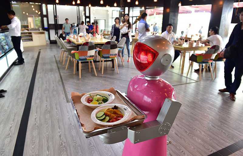 Roboty zabiorą pracę kelnerom, robotnikom i sekretarkom