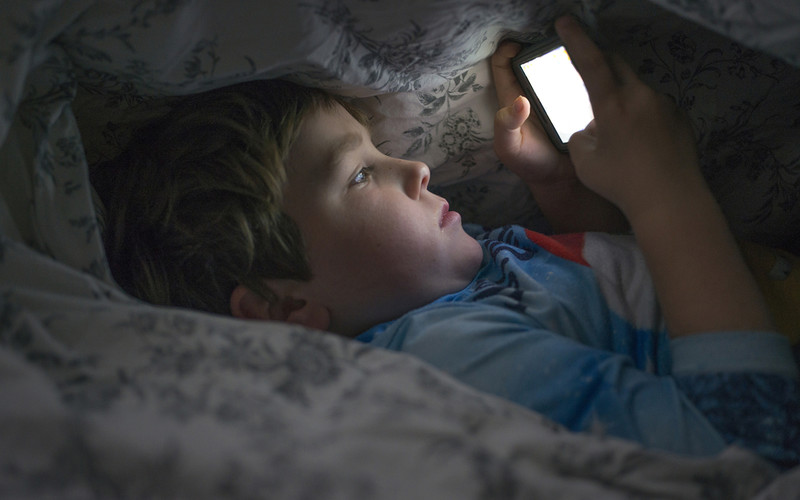 Lekarze do rodziców w UK: Zakażcie telefonów przy obiedzie i przed snem