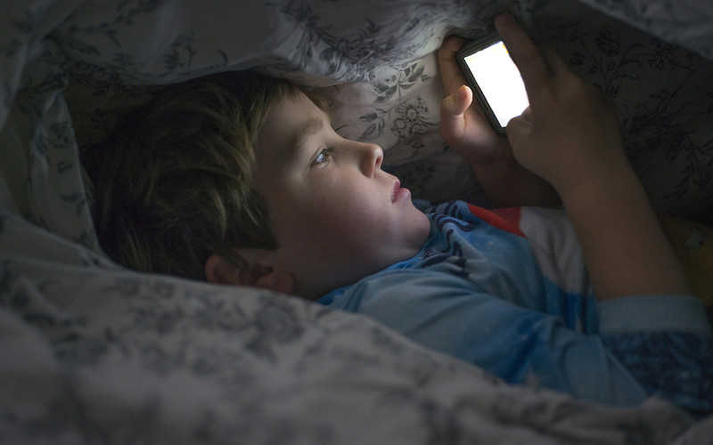 Lekarze do rodziców w UK: Zakażcie telefonów przy obiedzie i przed snem
