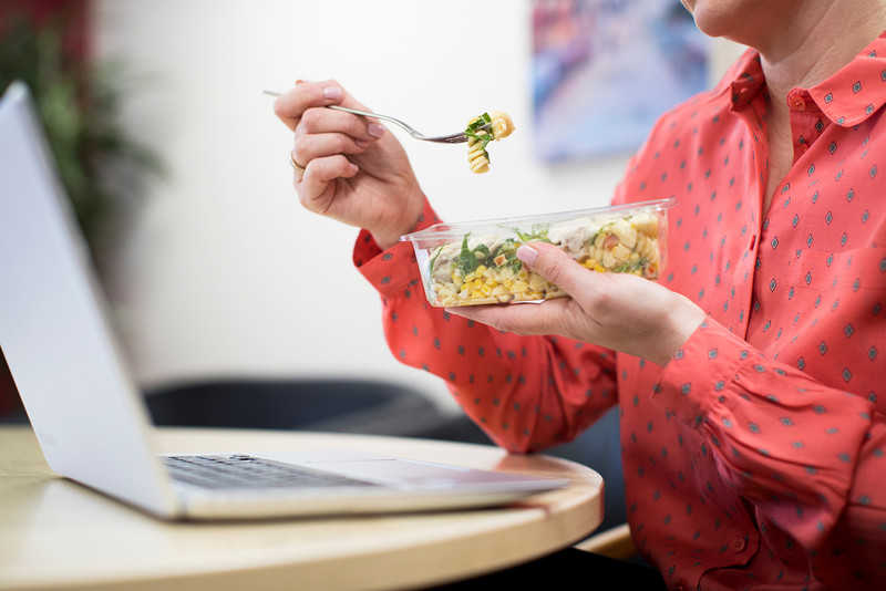 Przeciętny pracownik w UK spędza na lunchu tylko 31 minut