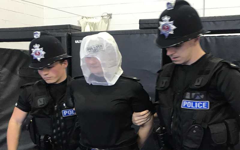 Londyn: Policjanci dostaną maski, które ochronią ich przed opluciem