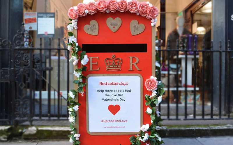 Walentynkowe skrzynki na listy dla samotnych w brytyjskiej stolicy