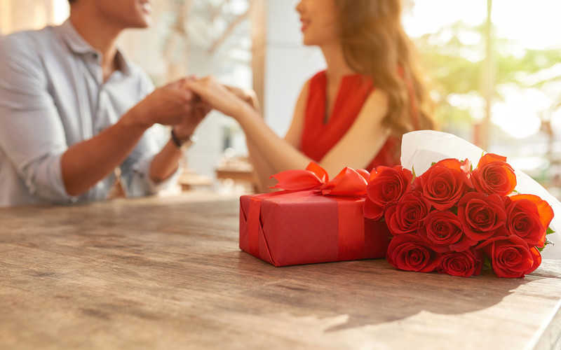 8 in 10 Poles will buy a gift for Valentine's Day