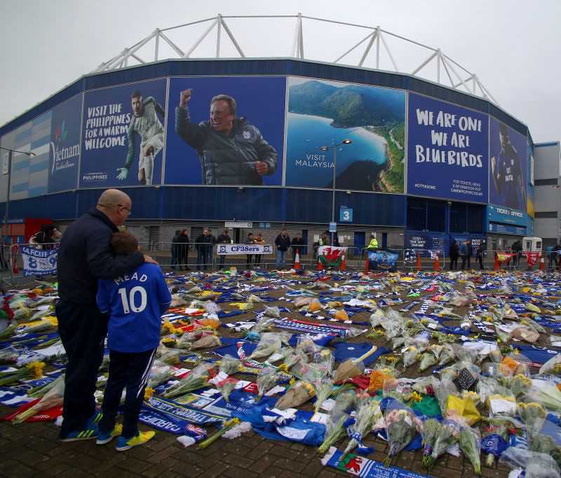 Cardiff City boss Neil Warnock among officials to attend Emiliano Sala's funeral