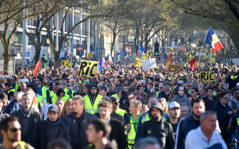 Francja: Kolejne marsze "żółtych kamizelek". Ruch traci poparcie społeczne