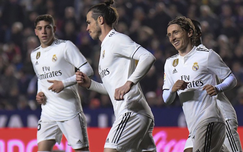 Real Madrid beat Levante thanks to two disputed penalties from Karim Benzema and Gareth Bale