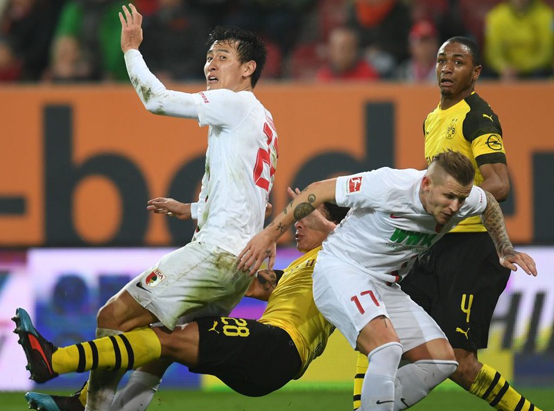 Ji Dong-won scores twice as FC Augsburg beat league leaders