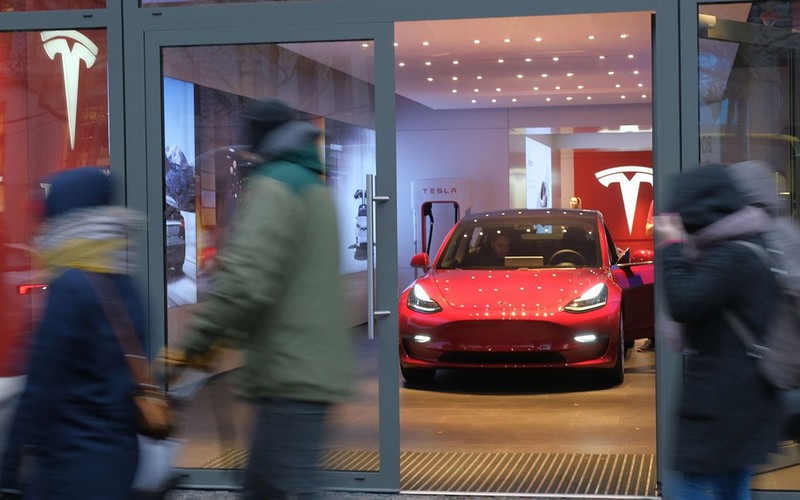 Tesla chce przenieść sprzedaż samochodów do internetu