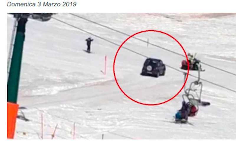 Staruszek "szusował" autem na stoku narciarskim