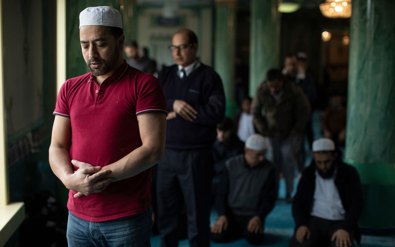 Mosques across UK open doors to non-Muslims to help tackle 'negative stigma'
