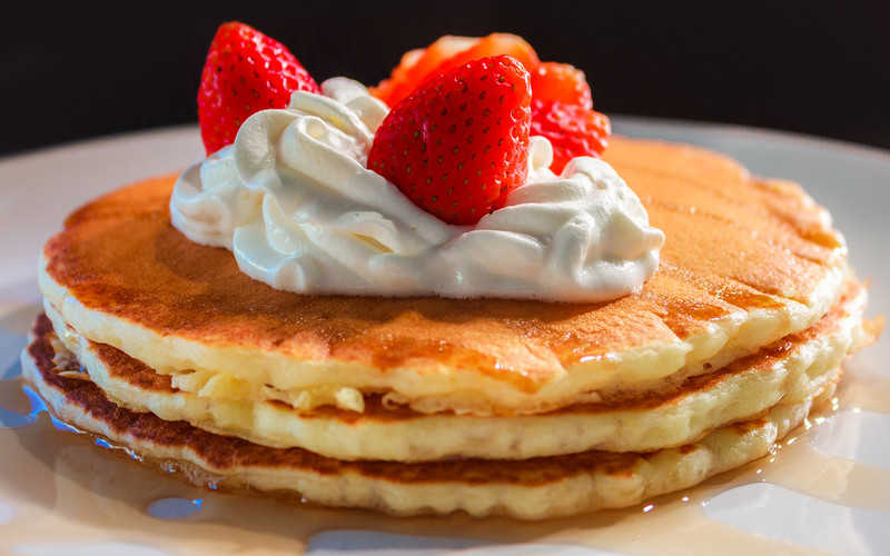 Dziś "Pancake Day": Co Brytyjczycy najchętniej dodają do naleśników?