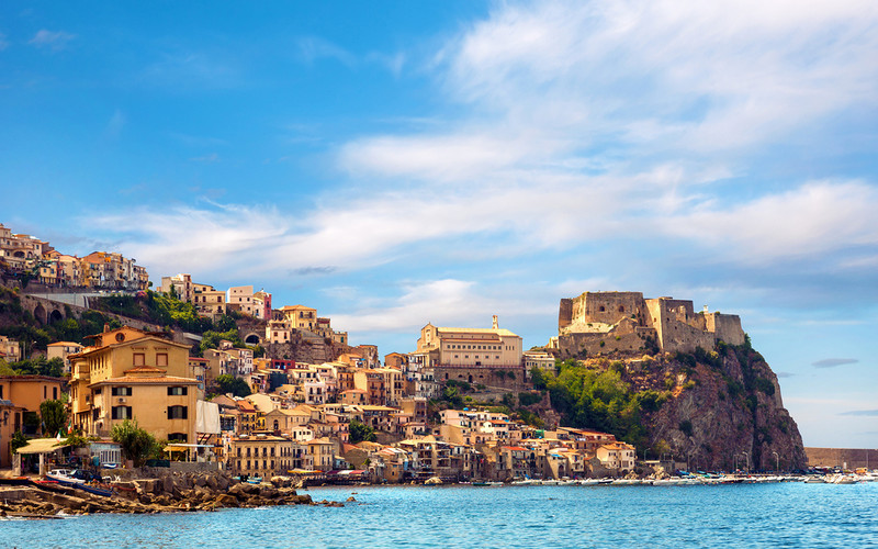 Italian towns  sells homes for just 1 euro