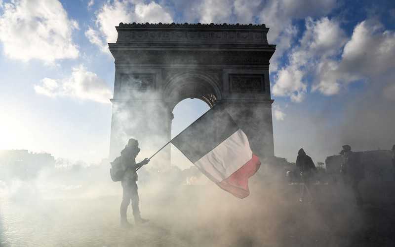 Francja: Macron rozważa całkowity zakaz demonstracji na Polach Elizejskich