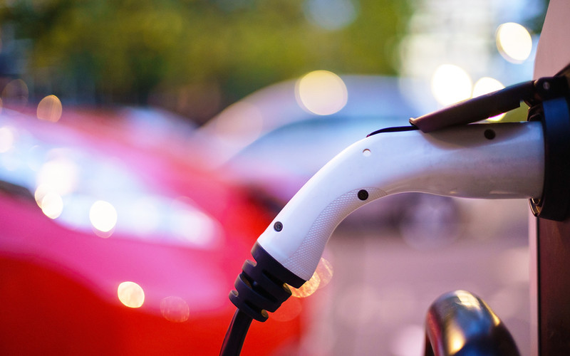 Raport: W lutym o 68 proc. wzrosła w Polsce sprzedaż aut elektrycznych