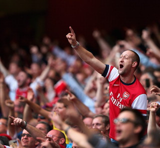 Tottenham i Arsenal zakazują fanom wnoszenia metalowych statywów