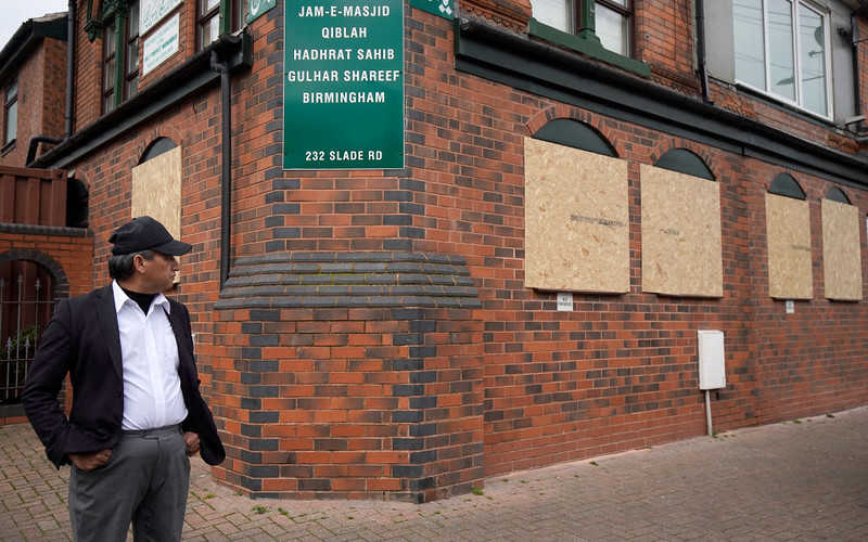 Policja bada wybicie szyb w pięciu meczetach w West Midlands