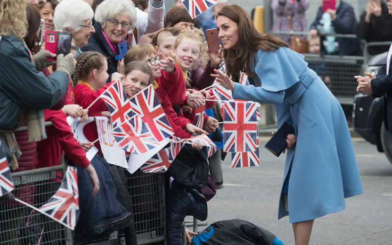 O czym księżna Kate rozmawia z ludźmi, których spotyka po raz pierwszy?