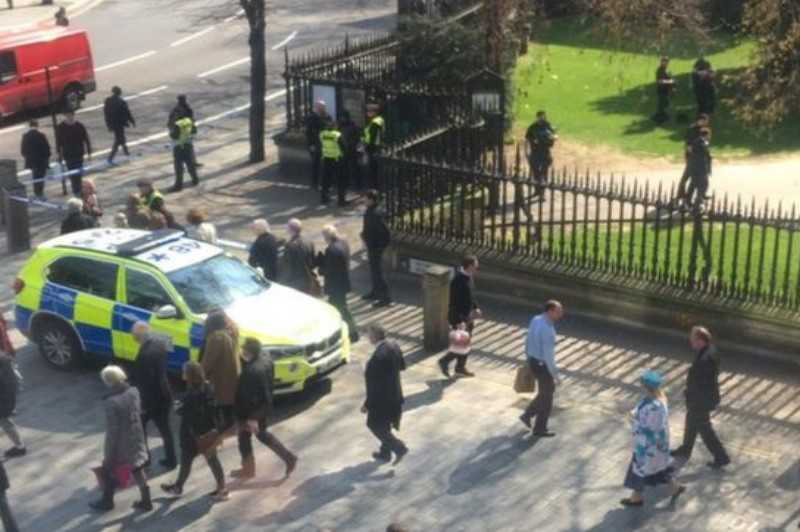 W centrum Londynu policja zatrzymała uzbrojonego mężczyznę