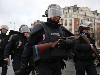 Podwójny kryzys we Francji: Zakładnicy wzięci w sklepie koszernym