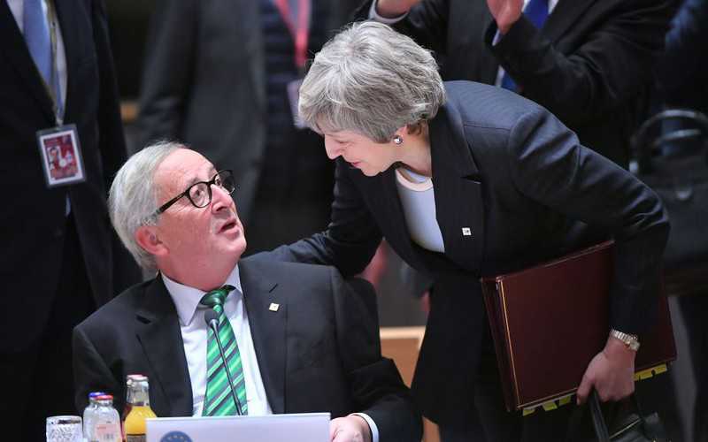 Juncker pozwoli Brytyjczykom opóźnić Brexit, ale stawia warunek