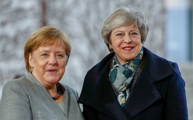 May przed szczytem RE spotka się z Merkel i Macronem