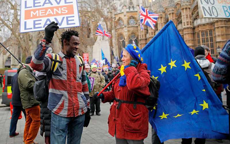 Opóźnienie Brexitu: Co oznacza dla UK - biznesu, imigrantów z UE?