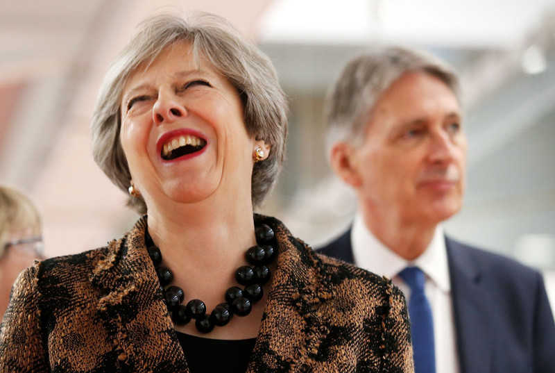 Hammond: May pozostanie premierem do zakończenia Brexitu